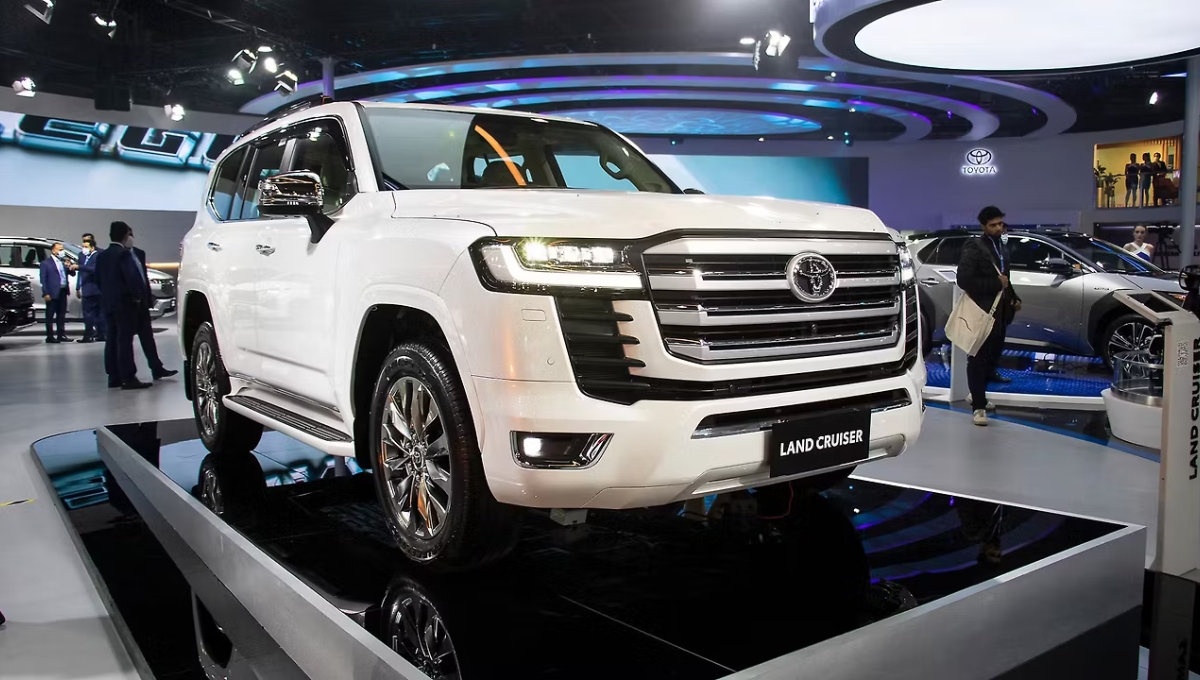 Toyota Land Cruiser 300: दमदार फीचर्स और करीब ₹2 करोड़ की शानदार SUV