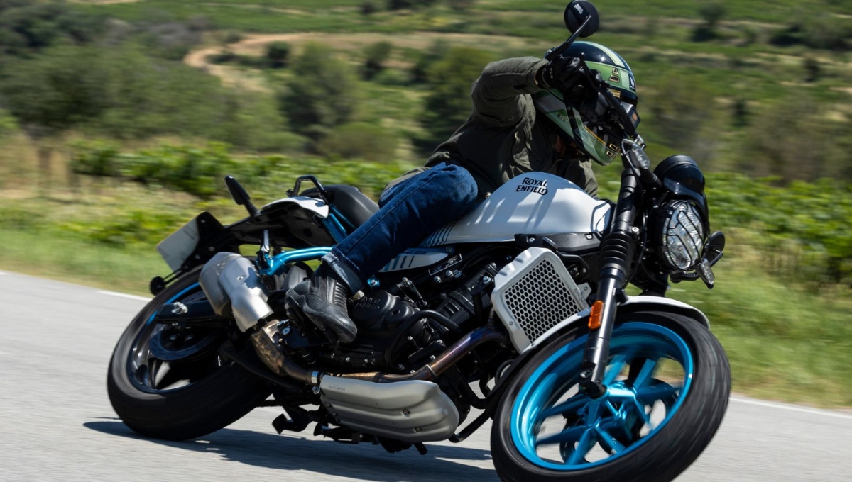 Royal Enfield Guerrilla 450: दमदार 452cc इंजन, एडवांस फीचर्स और सिर्फ ₹2.50 लाख में