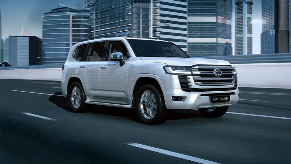 Toyota Land Cruiser 300: दमदार फीचर्स और करीब ₹2 करोड़ की शानदार SUV